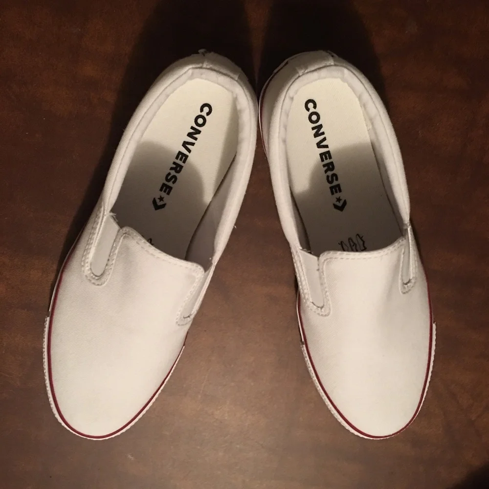 Host pick! 🎉🎉Converse NWT white sneakers Host Pick - Picture 1 of 5